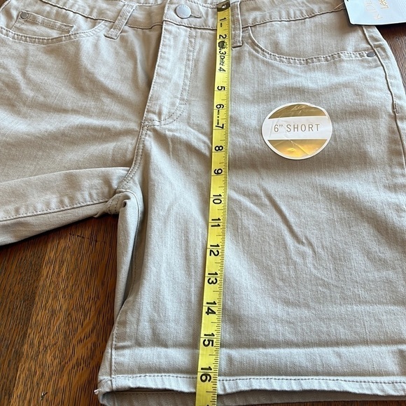 NEW Riders by Lee Midrise Short Casual Size 10.  Color is pure cashmere - Picture 7 of 9